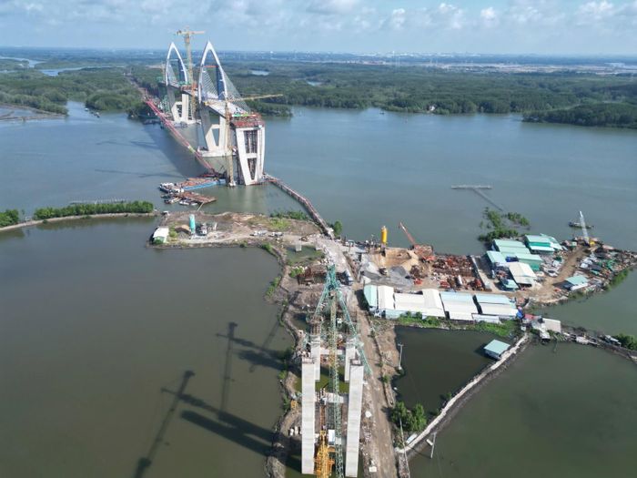 Một số vị trí vẫn đang được tiếp tục tổ chức các mũi thi công, trong đó khu vực phía đầu tuyến TPHCM có tiến độ triển khai rõ nét hơn.
