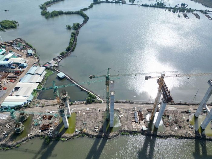 Ghi nhận tại công trường, khu vực thi công nằm giữa hệ sinh thái rừng ngập mặn ven sông Thị Vải. Các đơn vị đã mở hành lang tuyến, triển khai mặt bằng, tập kết máy móc và vật liệu để phục vụ thi công.