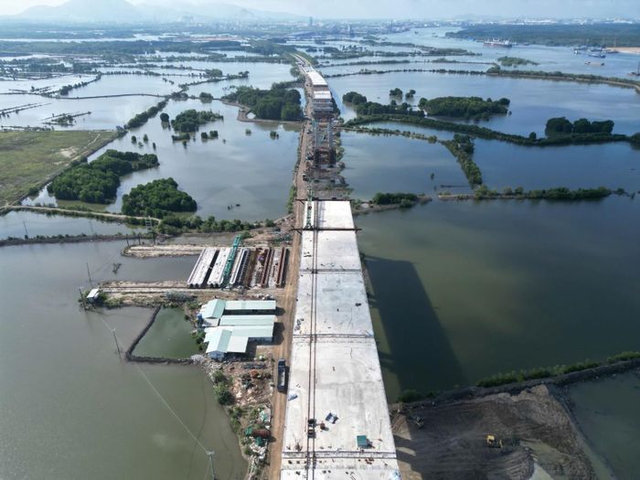 Từ trên cao, tuyến cầu đã dần hiện rõ giữa khu vực rừng ngập mặn, cho thấy hình hài của một công trình kết nối liên vùng đang được hình thành.
