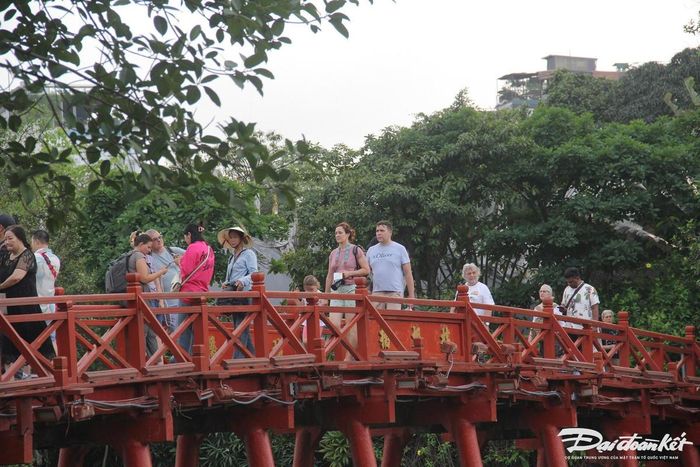 Khách quốc tế tham quan tại Hồ Gươm.