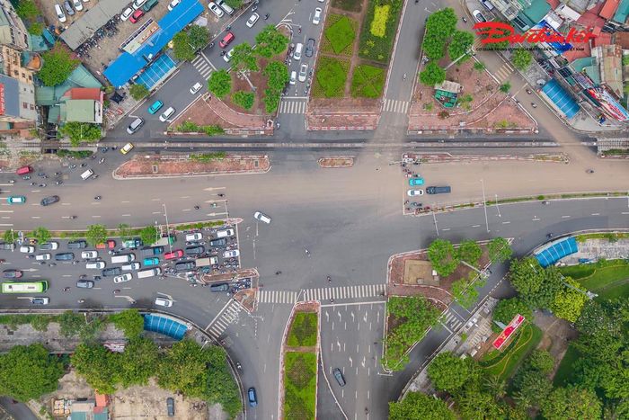 Đoạn đường sắt chạy qua nút giao Lê Duẩn – Đại Cồ Việt – Giải Phóng, nơi được xem là một trong những cửa ngõ giao thông nhộn nhịp nhất Hà Nội. Sự giao cắt giữa đường sắt và dòng phương tiện đông đúc luôn đặt ra yêu cầu cao về công tác tổ chức giao thông và bảo đảm an toàn.