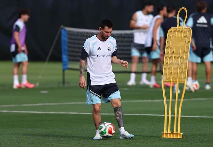 Lionel Messi trong buổi tập luyện của Argentina. Nguồn: Reuters.
