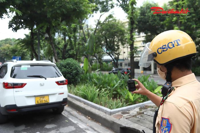 Lực lượng CSGT Hà Nội ghi hình các phương tiện dừng, đỗ sai quy định để phục vụ công tác xử phạt nguội.