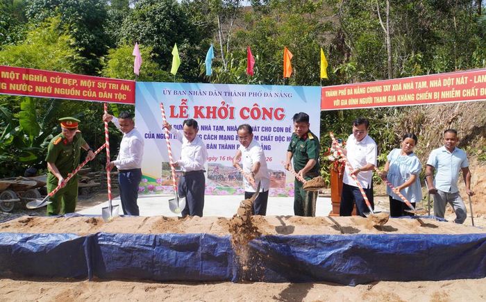 Lãnh đạo TP Đà Nẵng thực hiện nghi thực khởi công xây dựng nhà cho con nạn nhân chất đốc da cam. Ảnh: QS.