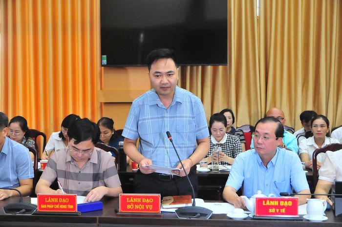 Đại diện lãnh đạo Sở Nội vụ, cơ quan chủ trì soạn thảo văn bản trình bày dự thảo Nghị quyết tại Hội nghị.