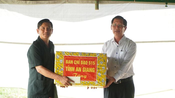 Phó Chủ tịch UBND tỉnh, Trưởng ban Chuyên trách tỉnh An Giang Lê Văn Phước trao quà cho Đội K92. Ảnh: AG