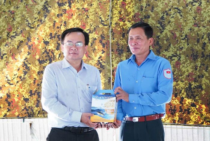 Phó Chủ tịch Ủy ban MTTQ Việt Nam tỉnh An Giang Ngô Phương Vũ trao quà cho Đội K93. Ảnh: AG