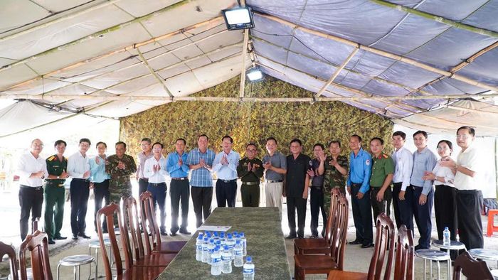 Phó Chủ tịch UBND tỉnh, Trưởng ban Chuyên trách tỉnh An Giang Lê Văn Phước và đoàn công tác thăm Đội K93. Ảnh: AG