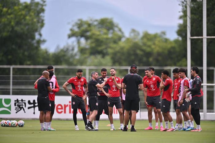  Các cầu thủ Tunisia tập luyện mà không thấy HLV Lamouchi. ẢNH: MIRROR/GETTY 