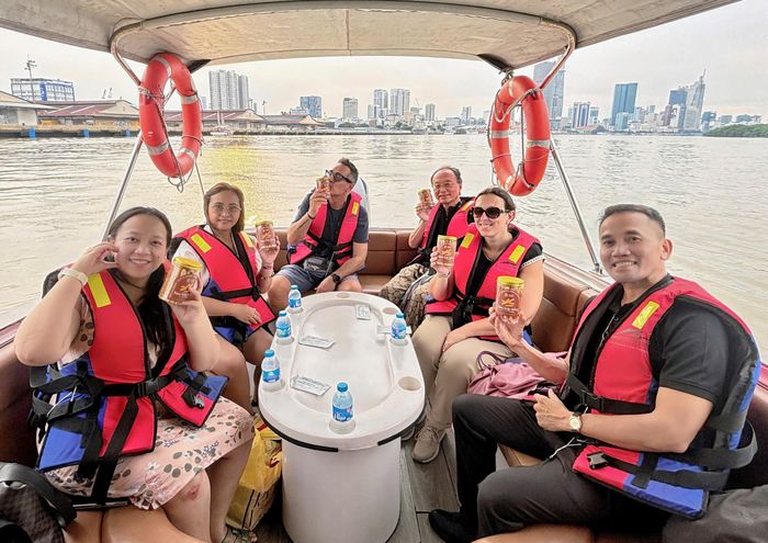  Du khách quốc tế trải nghiệm ngắm toàn cảnh đô thị phát triển từ dòng sông Sài Gòn. Ảnh: THU TRINH. 