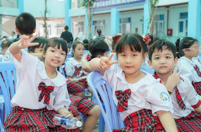 Học sinh Trường Tiểu học Trần Đại Nghĩa, phường Bình Hưng Hòa tại lễ khánh thành. Ảnh: THUẬN VĂN