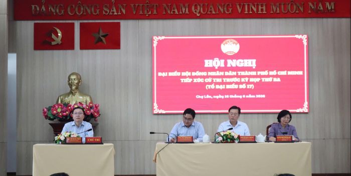 Tổ đại biểu số 17 HĐND TP.HCM tiếp xúc cử tri trước kỳ họp thứ 3. Ảnh: THANH THÙY