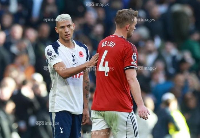 Matthijs de Ligt không thể trụ lại ở Old Trafford. Ảnh: EPA.
