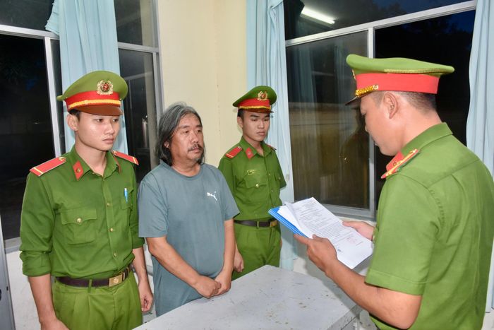  Chỉ vì mâu thuẫn gia đình, bị can Lynh (ngụ Vĩnh Long) phóng hỏa khiến cho cha ruột và 1 người khác tử vong trong đám cháy. Ảnh: CA 