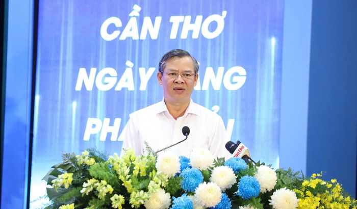 Chủ tịch UBND TP Cần Thơ Trương Cảnh Tuyên phát biểu tại buổi đối thoại ngày 16-6. Ảnh: CTV