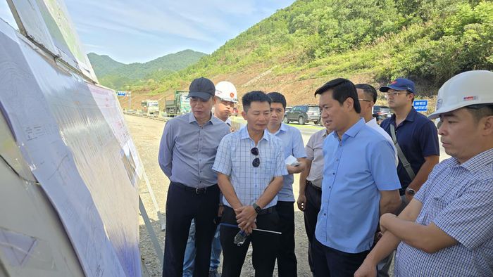 Thứ trưởng Bộ Xây dựng Nguyễn Tường Văn (áo xanh) tại buổi kiểm tra. Ảnh: PV