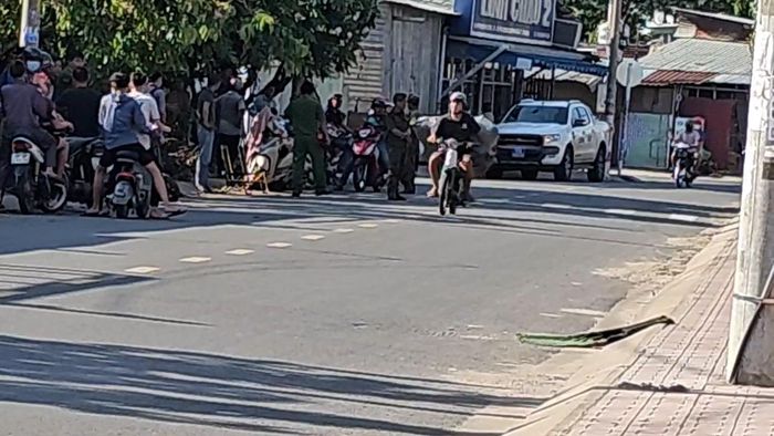Công an phong tỏa hiện trường, khám nghiệm điều tra. Ảnh: N.TÂN
