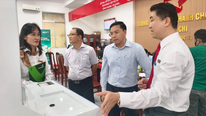  Ông Phan Huỳnh Lam Sơn, Phó Giám đốc Trung tâm phục vụ hành chính công xã Củ Chi giới thiệu thiết bị giúp người dân làm hồ sơ trực tuyến. Ảnh: N.TÂN 