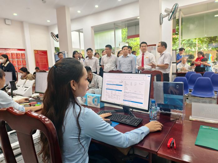  Các đại biểu đến tham quan Trung tâm phục vụ hành chính công xã Củ Chi. Ảnh: N.TÂN 