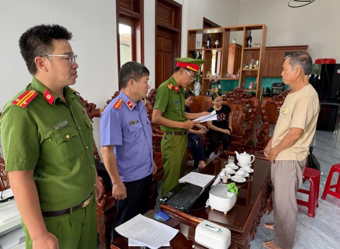  Công an tống đạt quyết định khởi tố, bắt tạm giam bị can Võ Xuân Nghị. 