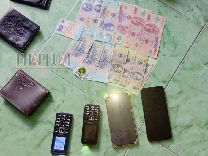  Lực lượng chức năng thu giữ tài sản do Nhạc cướp. Ảnh: CTV 