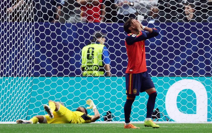 Ferran Torres cũng chẳng khá khẩm hơn. Ảnh: Reuters.
