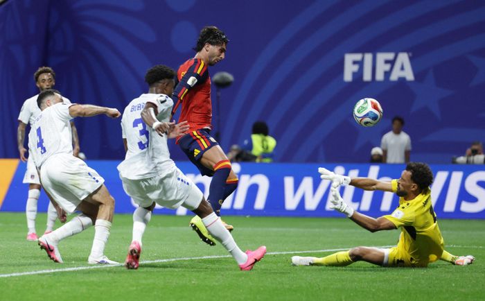 Torres bất lực trước sự xuất sắc của người gác đền đối phương. Ảnh: Reuters.