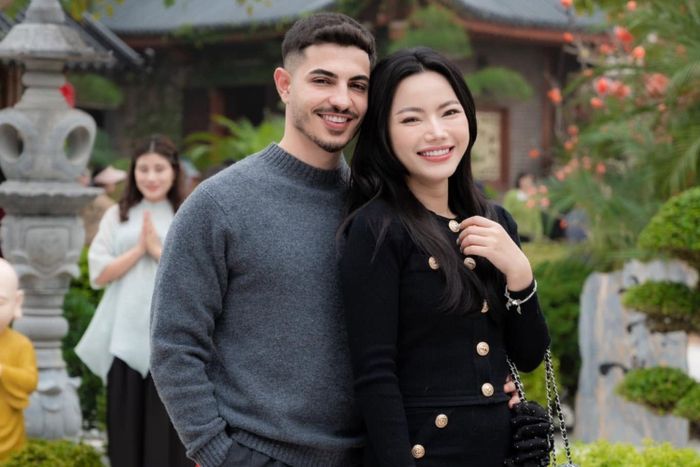 Hồng Nhung và Eliya nên duyên sau một tin nhắn làm quen trên mạng xã hội.
