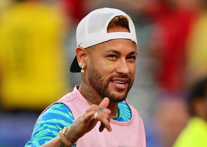 Neymar đeo đồng hồ vàng, trang sức đính kim cương đắt đỏ khi ngồi trên băng ghế dự bị tại trận đấu của đội tuyển Brazil ở World Cup 2026, tạo ra nhiều ý kiến trái chiều. Ảnh: Reuters.