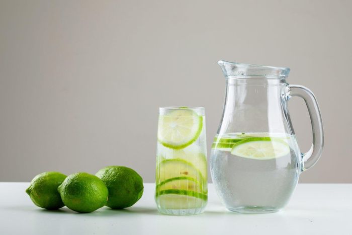 Sự kết hợp đơn giản giữa chanh và nước ấm có thể tạo thành đồ uống buổi sáng có lợi cho thận. Ảnh: Magnific.