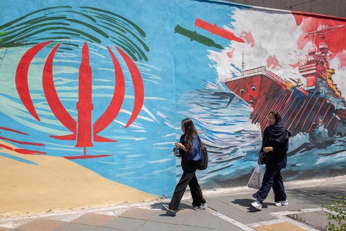 Một bức tranh tường mô tả tên lửa Iran tấn công một tàu Mỹ tại Tehran. Ảnh: New York Times. 