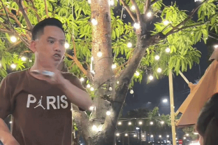 Anh Quang giới thiệu chương trình "mua 2 tặng 1" khi có khách hỏi mua kem. Ảnh: Bảo Trân.
