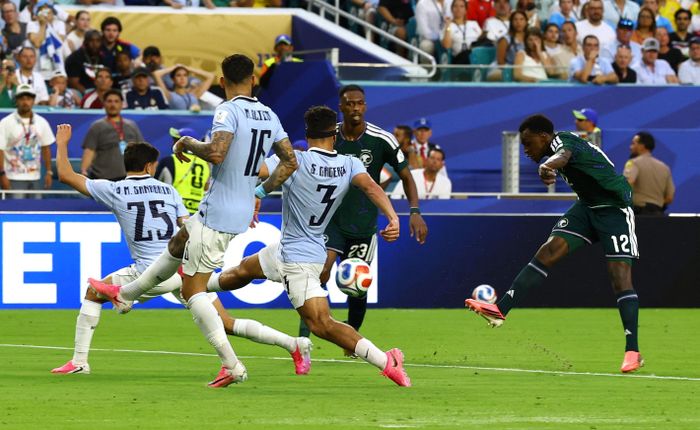  Nunez là hình ảnh tiêu biểu cho ngày thi đấu khó khăn của Uruguay. Bốn năm trước tại Qatar, Saudi Arabia tạo nên cú sốc lớn trong lịch sử World Cup khi quật ngã Argentina. Đến World Cup 2026, "Chim ưng xanh" lại mở màn chiến dịch bằng trận hòa trước Uruguay. 