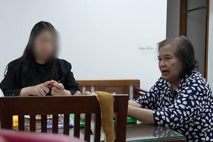 Nữ nhân viên đánh vào tâm lý cô đơn của bà Tín để mời chào các "hợp đồng kỳ nghỉ". Ảnh: VTV Đặc biệt.