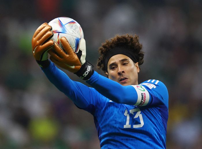 Theo Footy Headlines, Guillermo Ochoa thuộc nhóm cầu thủ đủ điều kiện nhận Legacy patch, nhưng phù hiệu này không xuất hiện trên áo của anh trong trận mở màn của Mexico. Nguyên nhân có thể đến từ việc Ochoa chỉ ngồi dự bị và không được sử dụng ở trận đấu đó. Điều này đặt ra khả năng Legacy patch chỉ được gắn trên áo của những cầu thủ ra sân, dù FIFA chưa đưa ra giải thích cụ thể về chi tiết này. Ảnh: Reuters.