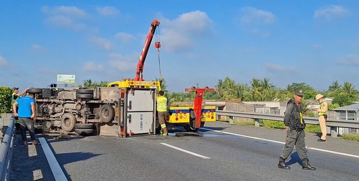 Một phần đường cao tốc (hướng TP.HCM đi miền Tây) phải tạm đóng để phục vụ cứu hộ xe bị nạn. Ảnh: Tiền Phong.