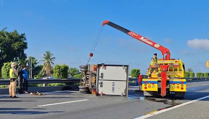 Hiện trường xe tải lật trên cao tốc TP.HCM - Trung Lương. Ảnh: Tiền Phong.