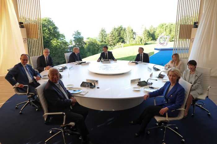  Thủ tướng Nhật Bản Sanae Takaichi, Thủ tướng Đức Friedrich Merz, Thủ tướng Italy Giorgia Meloni, Tổng thống Mỹ Donald Trump , Chủ tịch Ủy ban châu Âu Ursula von der Leyen, Thủ tướng Canada Mark Carney, Thủ tướng Anh Keir Starmer, Chủ tịch Hội đồng châu Âu Antonio Costa và Tổng thống Pháp Emmanuel Macron tham dự bữa tối của các nhà lãnh đạo làm việc trong khuôn khổ Hội nghị thượng đỉnh G7 tại Pháp vào ngày 15/6. Ảnh: Reuters.