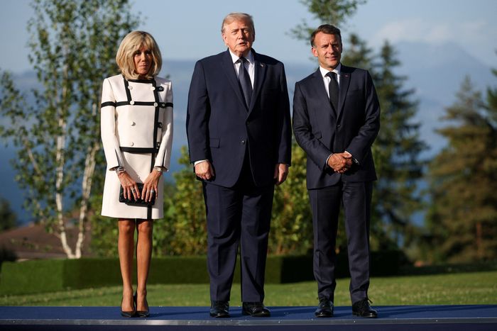  Tổng thống Pháp Emmanuel Macron và phu nhân Brigitte Macron chụp ảnh cùng Tổng thống Mỹ Donald Trump trong hội nghị thượng đỉnh G7 tại Evian-les-Bains, Pháp, ngày 15/6. Ảnh: Reuters. 