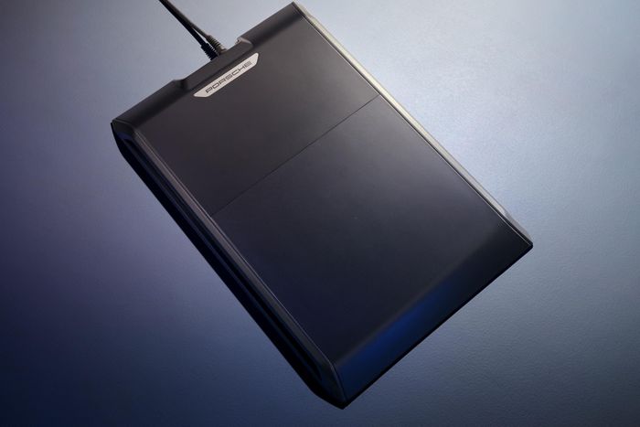  Đặc biệt hơn, Cayenne Electric là mẫu Porsche đầu tiên hỗ trợ sạc không dây công suất 11 kW, cho phép sạc tự động chỉ bằng cách đậu xe lên tấm sạc đặt trên mặt đất. 