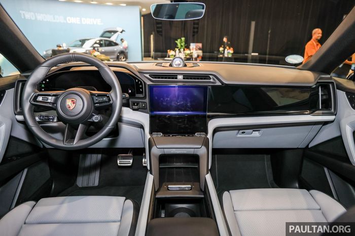  Nội thất của Porsche Cayenne Electric được trang bị bảng đồng hồ taplo kỹ thuật số OLED 14.25 inch, màn hình trung tâm cảm ứng mở rộng xuống tựa tay và tùy chọn màn hình dành cho ghế phụ 14.9 inch. 