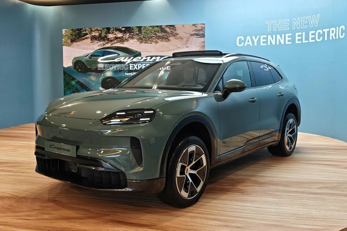  Tại Việt Nam, Porsche Cayenne Electric có giá khởi điểm 4,72 tỷ đồng. Phiên bản hiệu năng cao của mẫu SUV thuần điện này là Cayenne Turbo Electric có giá từ 6,32 tỷ đồng. 