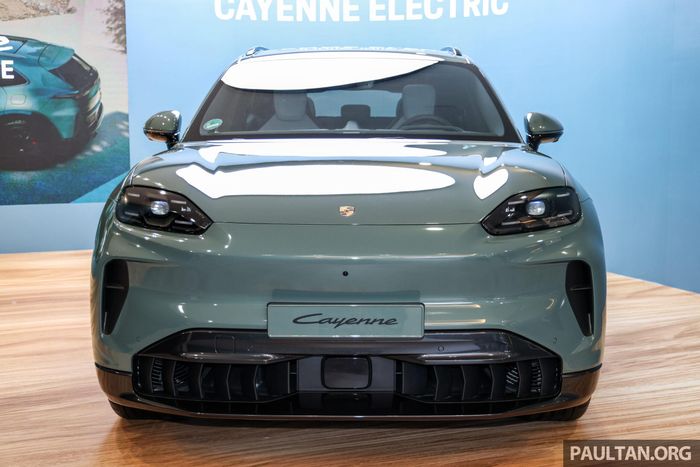  Porsche Cayenne Electric sử dụng nền tảng 800 V kết hợp hệ dẫn động 4 bánh ePTM, cho khả năng tăng tốc mạnh mẽ, phân bổ lực kéo chính xác và duy trì hiệu suất ổn định trong nhiều điều kiện lái khác nhau. 