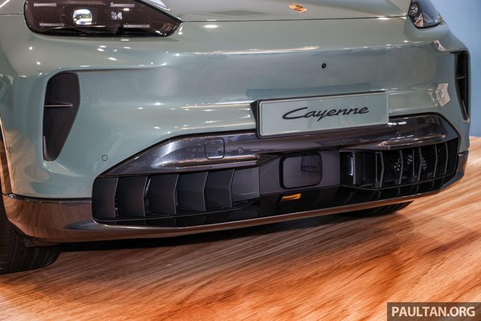  Phần đầu xe Porsche Cayenne Electric có các khe dẫn gió 2 bên cản trước, giúp điều hướng luồng không khí dọc thân xe để giảm lực cản và tối ưu hiệu quả khí động học. 