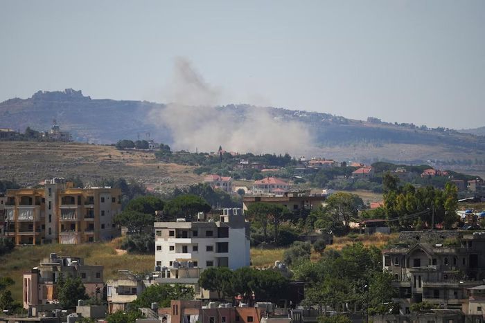  Khói bốc lên sau cuộc không kích của Israel tại TP Nabatieh (Lebanon) ngày 15-6. Ảnh: Reuters 
