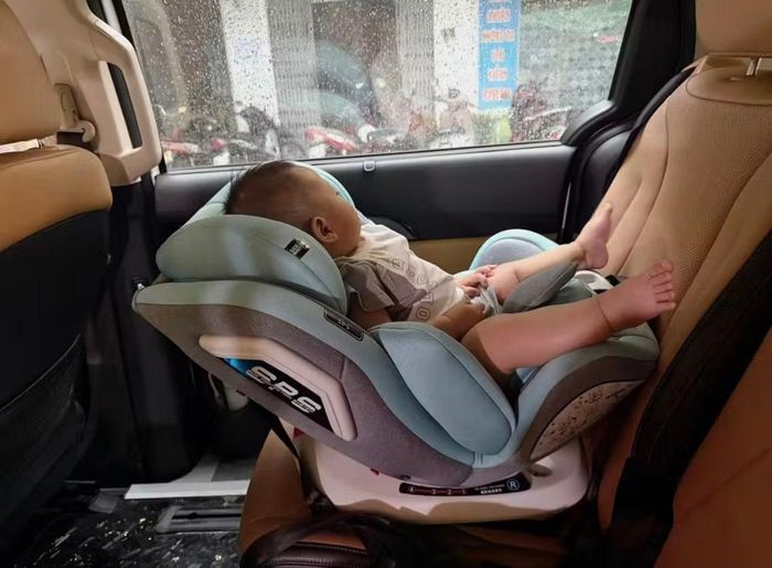  Ghế trẻ em bình dân giá dưới 2 triệu đồng bày bán rộng rãi, thu hút lượng lớn đơn trực tuyến. 