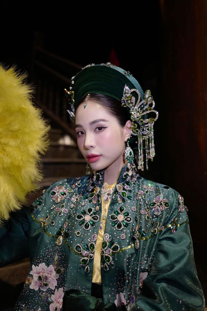 Ca nương Kiều Anh là "con nhà nòi" trong một gia đình có truyền thống về ca trù. Là thế hệ thứ 7 của gia đình, ngay từ khi còn nhỏ, Kiều Anh đã được tiếp xúc và học tập loại hình nghệ thuật dân gian này. Khi lớn lên, Kiều Anh được đông đảo khán giả biết tới khi góp mặt trong một số cuộc thi như Vietnam's Got Talent 2013 hay The Voice 2015.