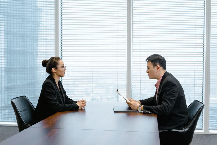  Bên cạnh năng lực chuyên môn, kỹ năng giao tiếp và khả năng thích nghi ngày càng được doanh nghiệp coi trọng. Ảnh minh họa: Mart Production/Pexels.