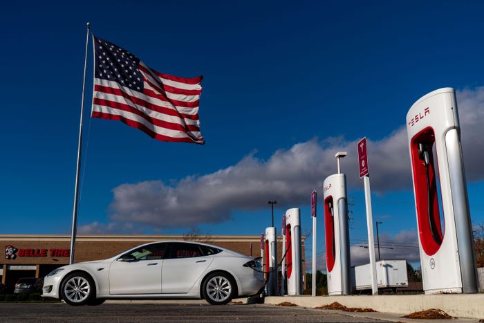  Theo như Tesla công bố, FSD có thể an toàn hơn tài xế con người tới 10 lần, thậm chí "FSD có thể cứu 32.000 sinh mạng và ngăn 1,9 triệu ca chấn thương" nếu thay thế toàn bộ phương tiện giao thông tại Mỹ bằng xe Tesla. 