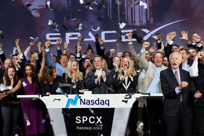  Đợt IPO lớn nhất lịch sử giúp Elon Musk cán mốc 1.000 tỷ USD, kéo theo bài toán quản lý tài sản phức tạp với sức ảnh hưởng đủ làm rung chuyển thị trường. Ảnh: Brendan McDermid/Reuters. 